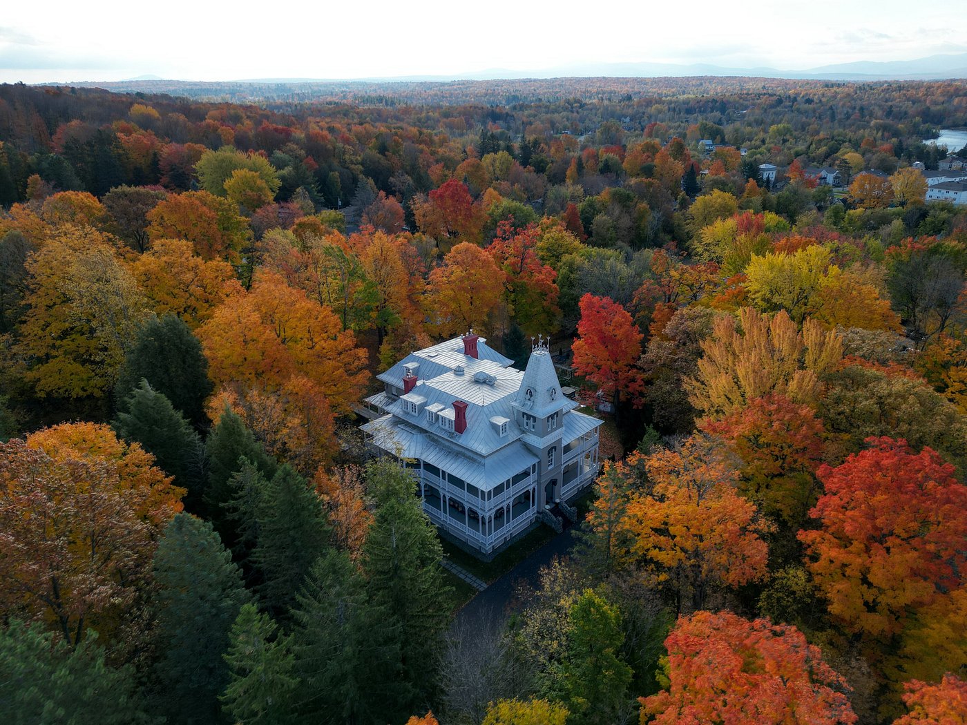 Aerial view of Manoir Maplewood among autumn foliage